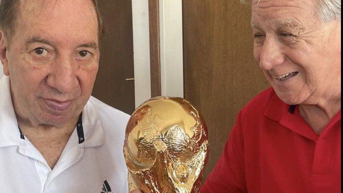 Carlos Bilardo Recibi La Copa Del Mundo En Su Casa Y Se Sac Una