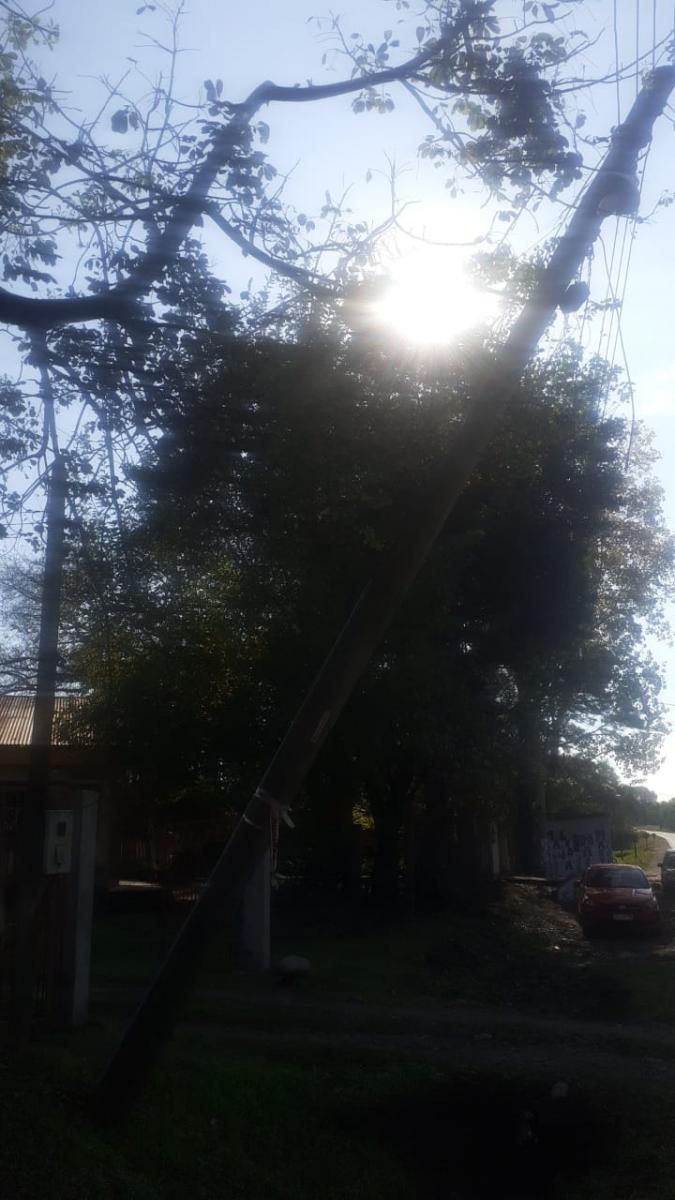 Un Poste De Luz A Punto De Caerse Se Encuentra Sostenido Por Los Cables