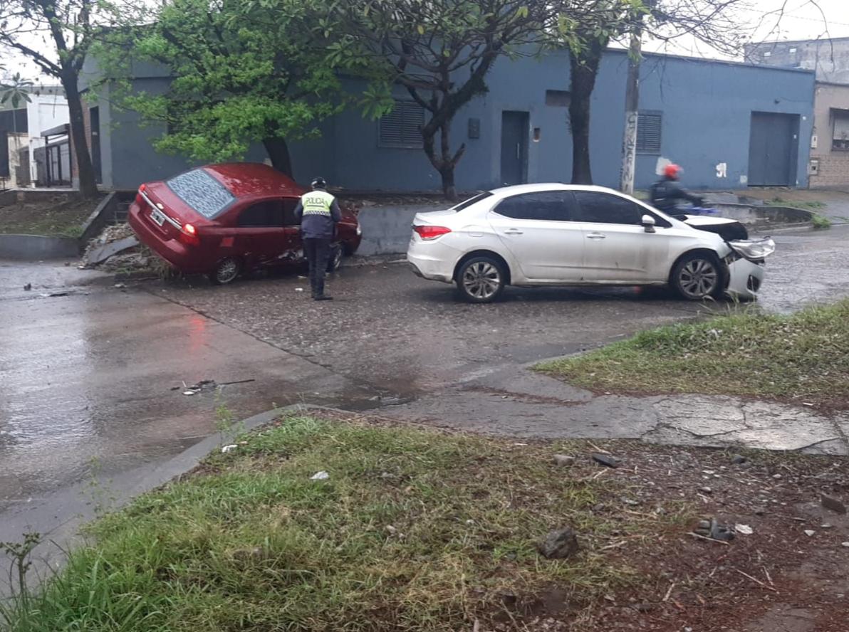 Dos autos chocaron y uno de ellos terminó subido a la vereda en Muñecas