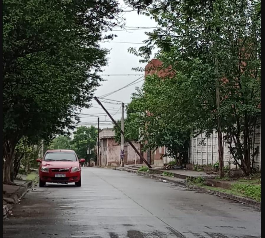 Un Poste A Punto De Caerse Pone En Peligro A Los Vecinos Del Pasaje