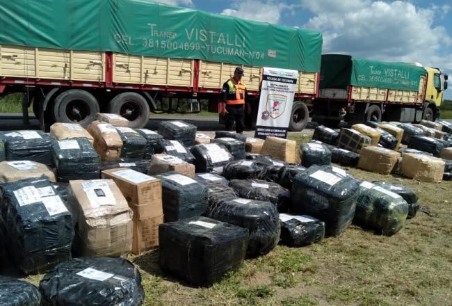 Secuestran más de un centenar de cubiertas y hojas de coca en puesto