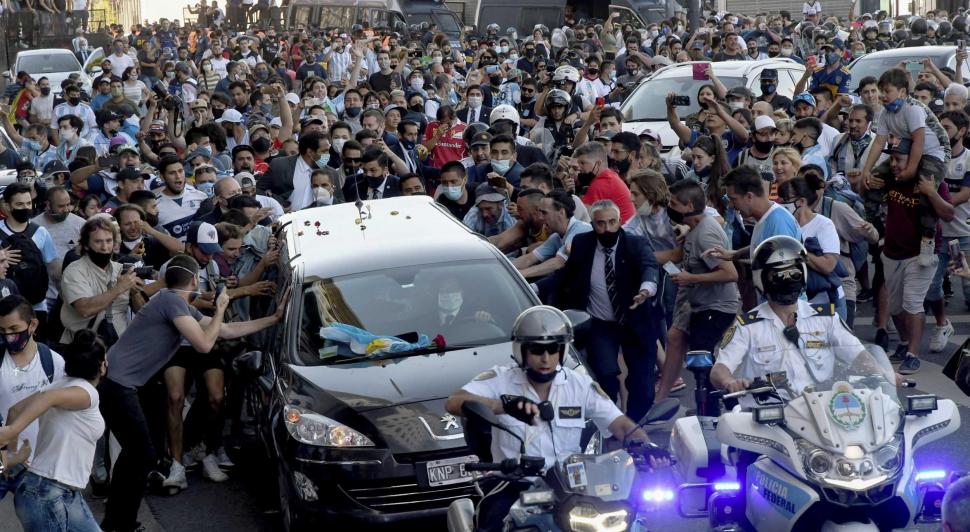 Una emotiva caravana acompa a Maradona al cementerio de Bella